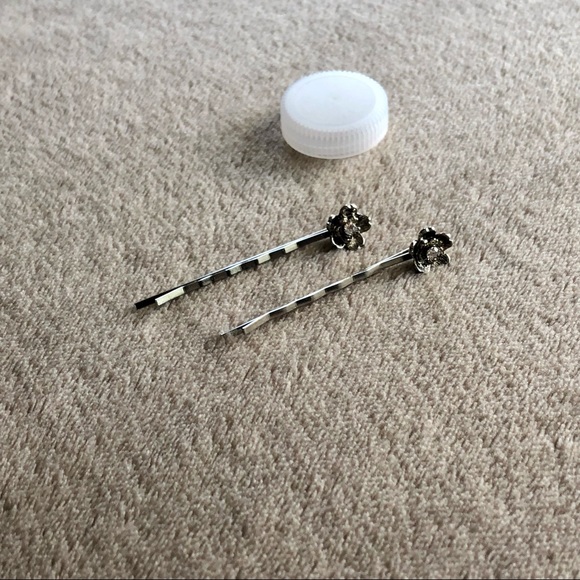 ✨2/$7✨ Hair: Flower Hair Pins, 2 Pins 🛍 Bundle Me! - Picture 2 of 10